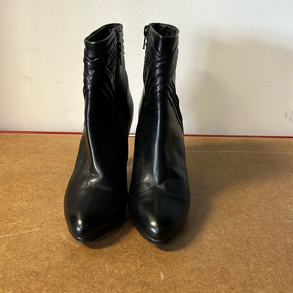 Jildor black leather heeled ankle boots, side zip